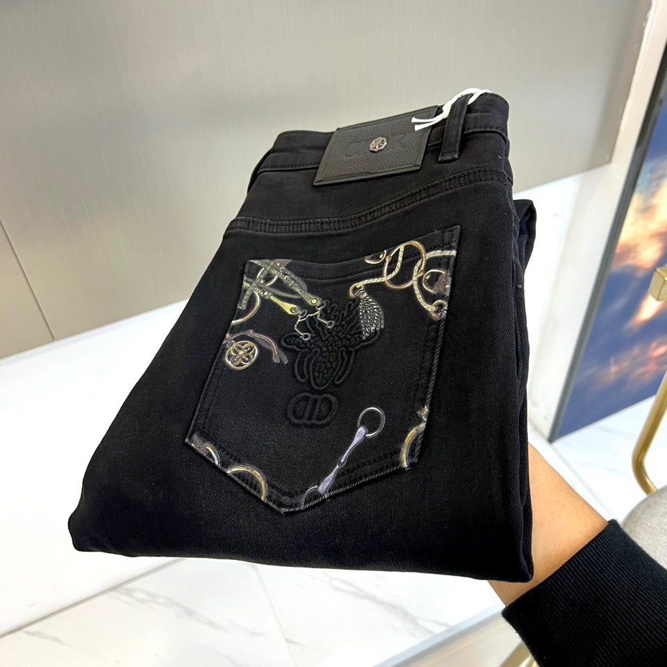 Dio迪奥、2025秋冬新品加厚牛仔裤，以深邃黑色丹宁面料重塑秋冬奢华风尚。裤身后袋饰有品牌独家设计的艺
