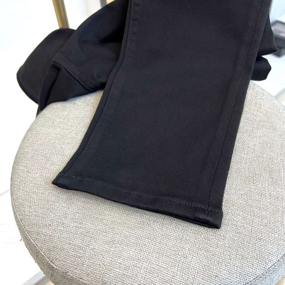 Fend芬迪、2025秋冬新品黑色牛仔裤，以极致纯黑诠释当代暗黑美学。后腰处装饰品牌标志性深色皮革标签，