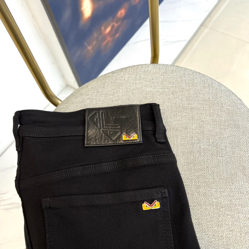 Fend芬迪、2025秋冬新品黑色牛仔裤，以极致纯黑诠释当代暗黑美学。后腰处装饰品牌标志性深色皮革标签，