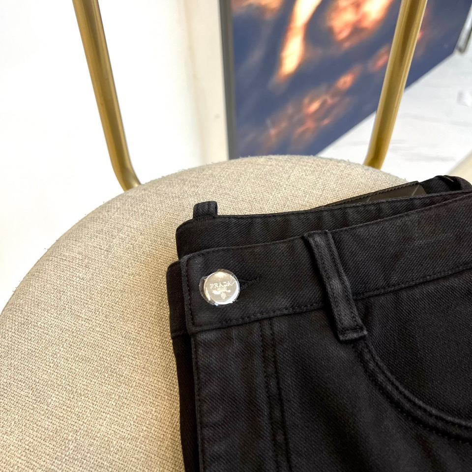 Prad普拉、2025秋冬新品 PRADA黑色美学牛仔裤。采用44.8%棉、33.3%聚酯纤维、17.9