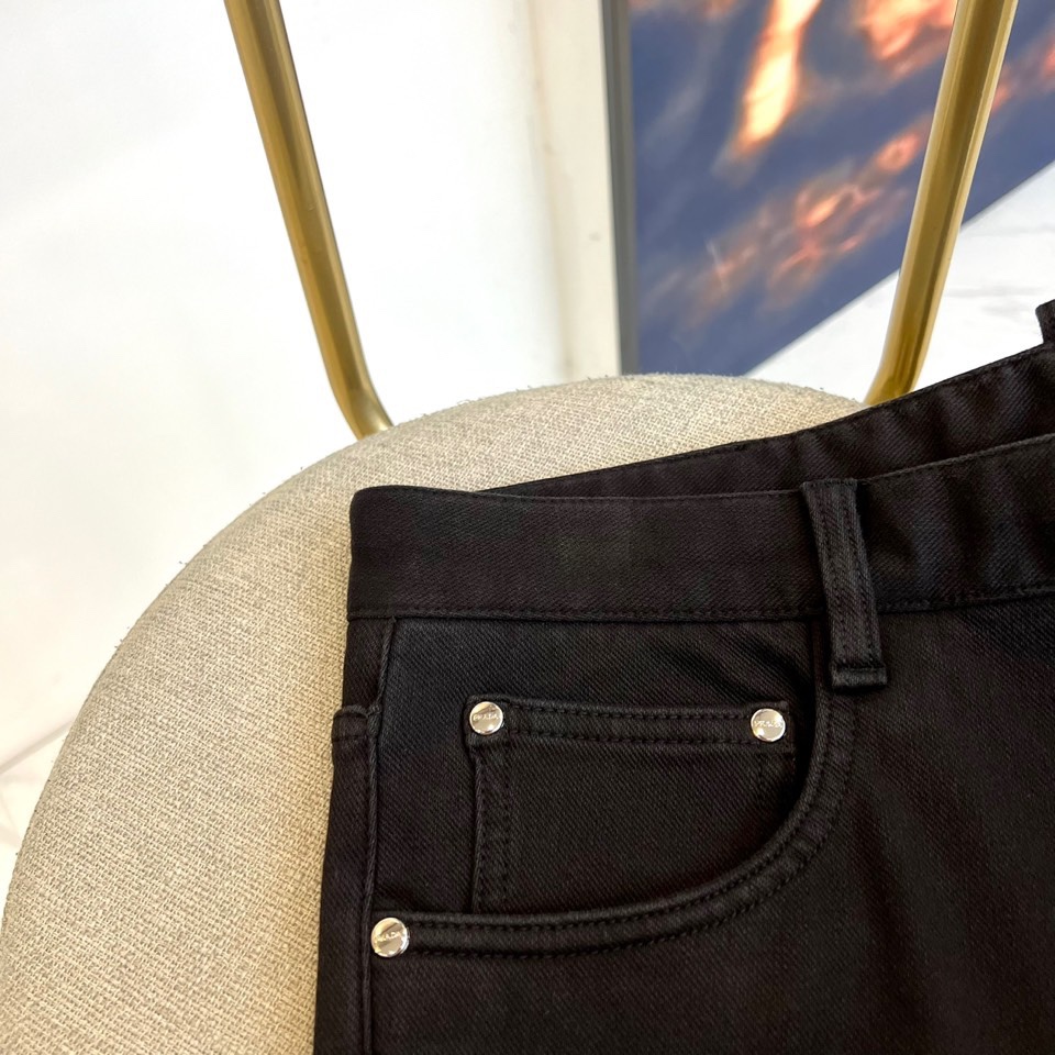 Prad普拉、2025秋冬新品 PRADA黑色美学牛仔裤。采用44.8%棉、33.3%聚酯纤维、17.9