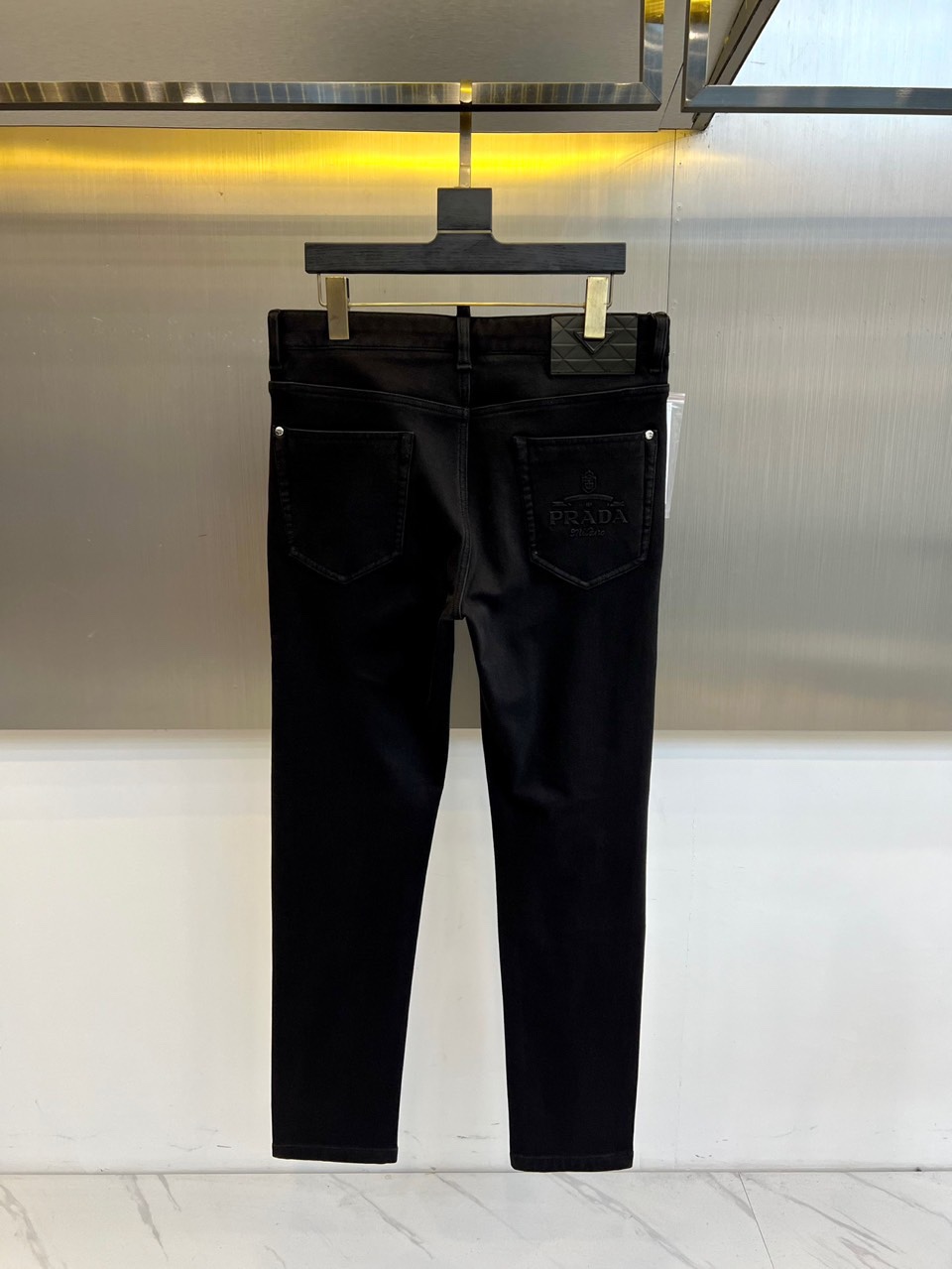 Prad普拉、2025秋冬新品 PRADA黑色美学牛仔裤。采用44.8%棉、33.3%聚酯纤维、17.9