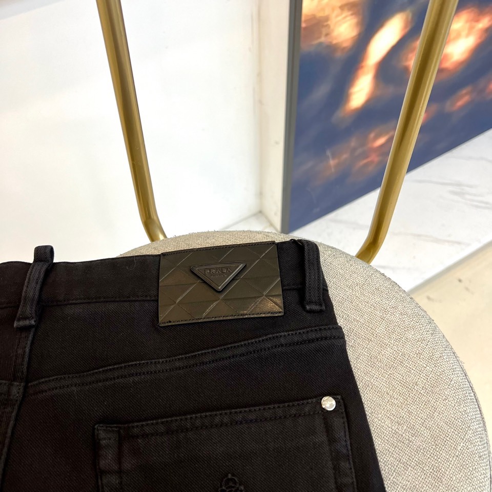 Prad普拉、2025秋冬新品 PRADA黑色美学牛仔裤。采用44.8%棉、33.3%聚酯纤维、17.9