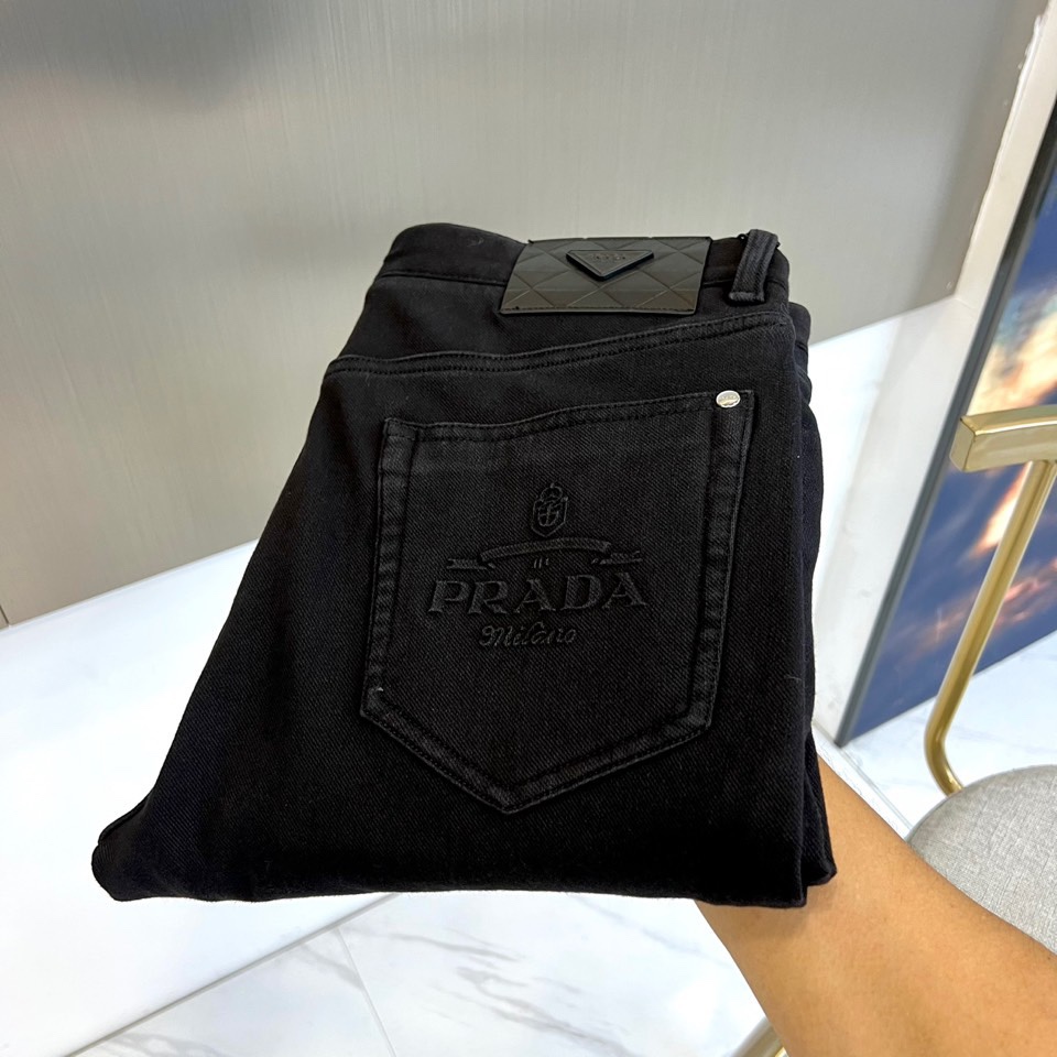 Prad普拉、2025秋冬新品 PRADA黑色美学牛仔裤。采用44.8%棉、33.3%聚酯纤维、17.9