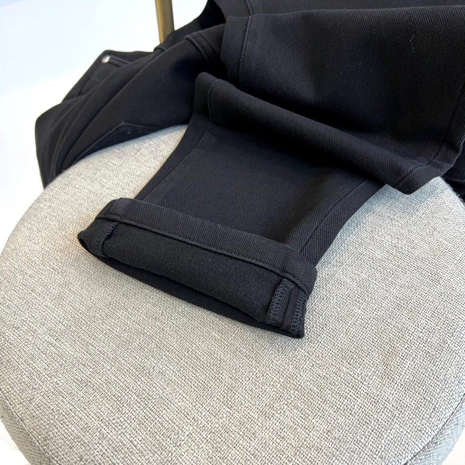 Prad普拉、2025秋冬新品 PRADA黑色美学牛仔裤。采用44.8%棉、33.3%聚酯纤维、17.9