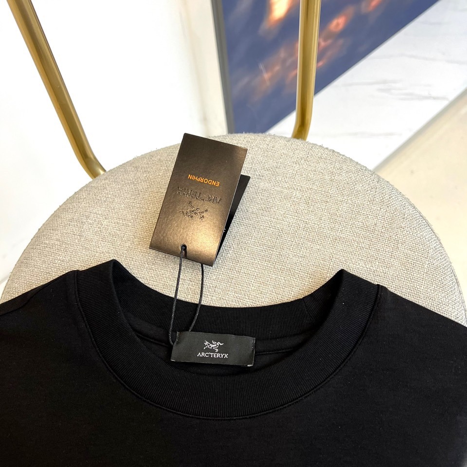 ARC'TERYX 始祖鸟、2025秋冬新品长袖T恤，以极简设计诠释户外机能美学。款式采用经典圆领剪裁，