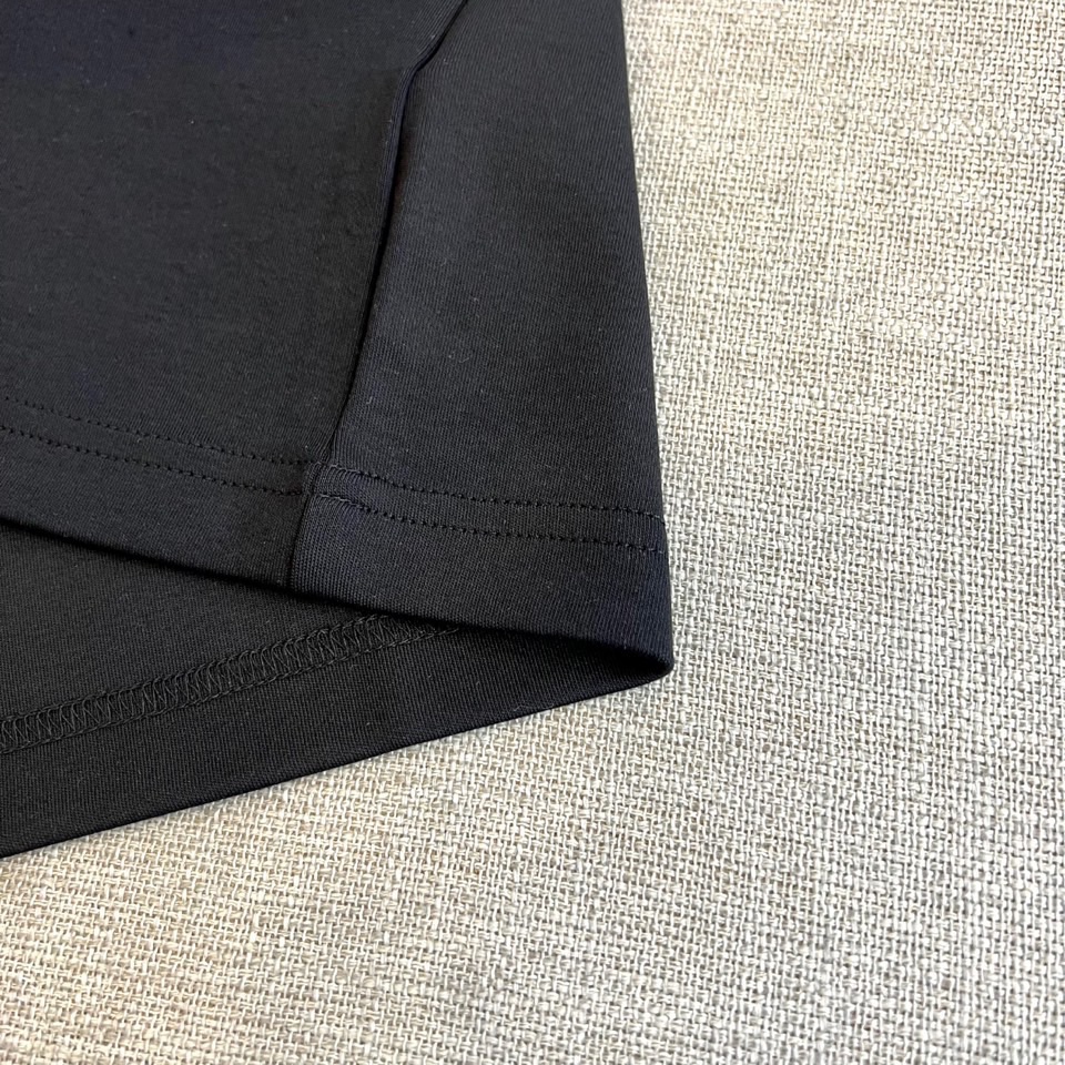 ARC'TERYX 始祖鸟、2025秋冬新品长袖T恤，以极简设计诠释户外机能美学。款式采用经典圆领剪裁，