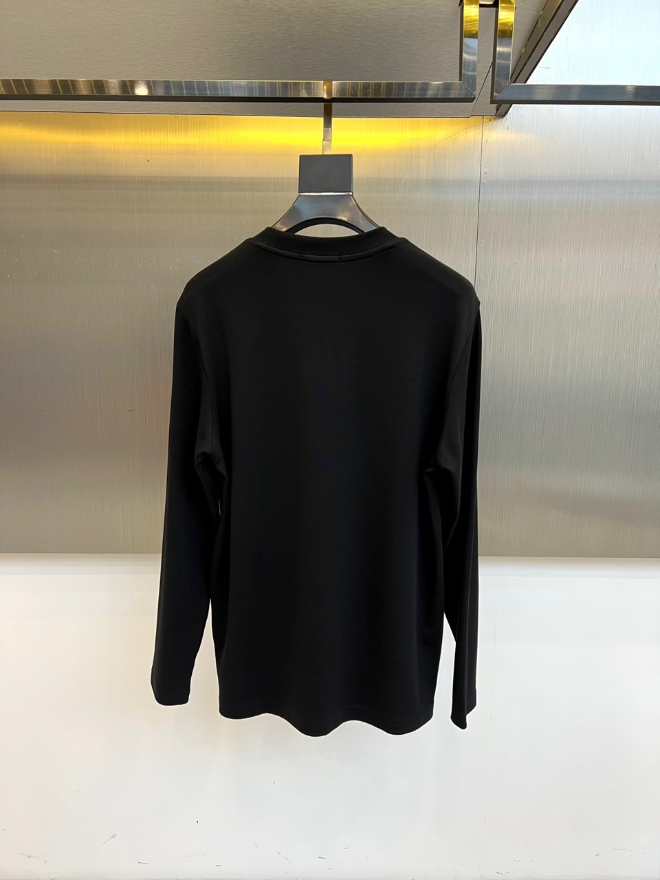 ARC'TERYX 始祖鸟、2025秋冬新品长袖T恤，以极简设计诠释户外机能美学。款式采用经典圆领剪裁，