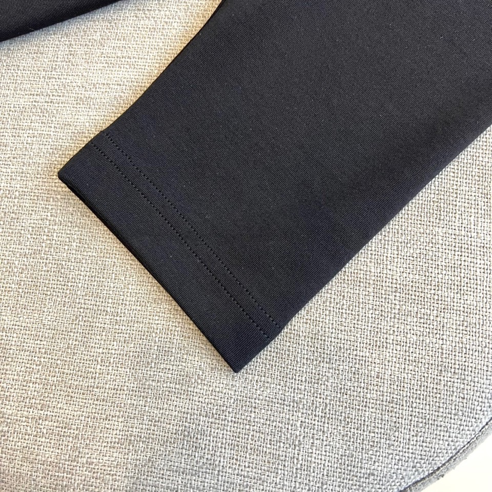 ARC'TERYX 始祖鸟、2025秋冬新品长袖T恤，以极简设计诠释户外机能美学。款式采用经典圆领剪裁，