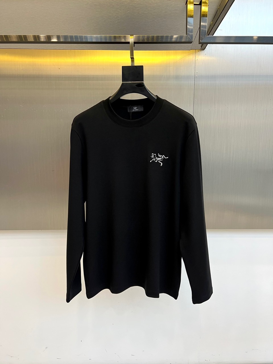 ARC'TERYX 始祖鸟、2025秋冬新品长袖T恤，以极简设计诠释户外机能美学。款式采用经典圆领剪裁，