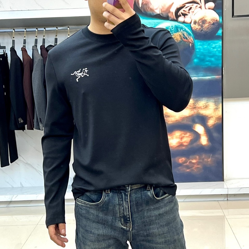 ARC'TERYX 始祖鸟、2025秋冬新品长袖T恤，以极简设计诠释户外机能美学。款式采用经典圆领剪裁，