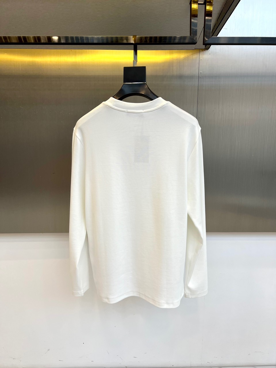 ARC'TERYX 始祖鸟、2025秋冬新品长袖T恤，以极简设计诠释户外机能美学。款式采用经典圆领剪裁，