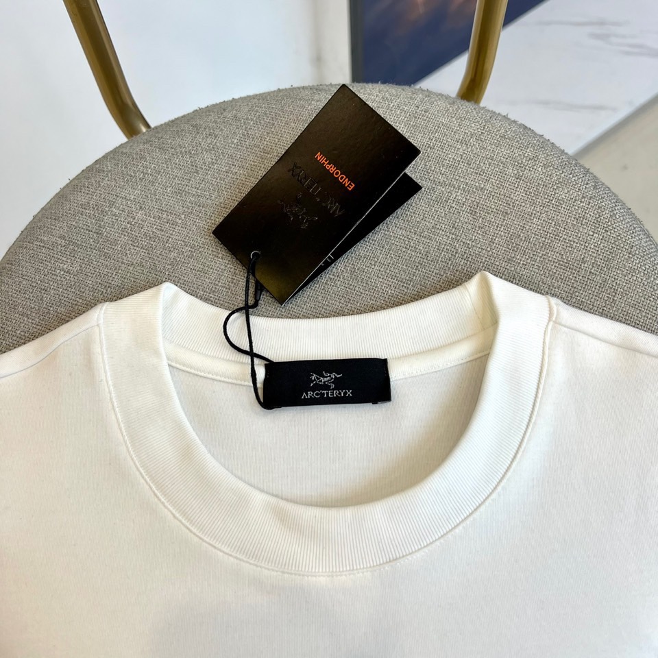 ARC'TERYX 始祖鸟、2025秋冬新品长袖T恤，以极简设计诠释户外机能美学。款式采用经典圆领剪裁，