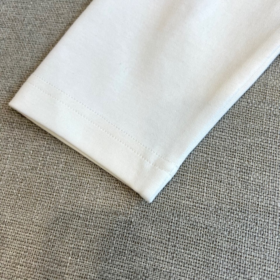 ARC'TERYX 始祖鸟、2025秋冬新品长袖T恤，以极简设计诠释户外机能美学。款式采用经典圆领剪裁，