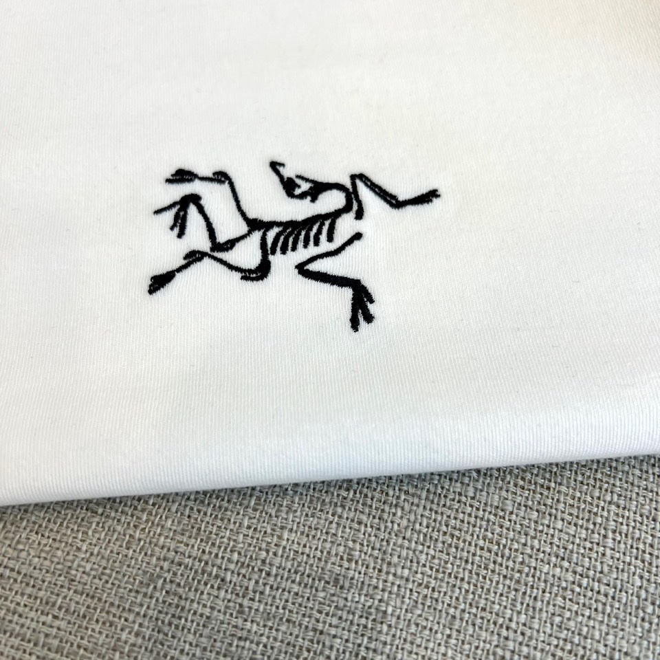 ARC'TERYX 始祖鸟、2025秋冬新品长袖T恤，以极简设计诠释户外机能美学。款式采用经典圆领剪裁，