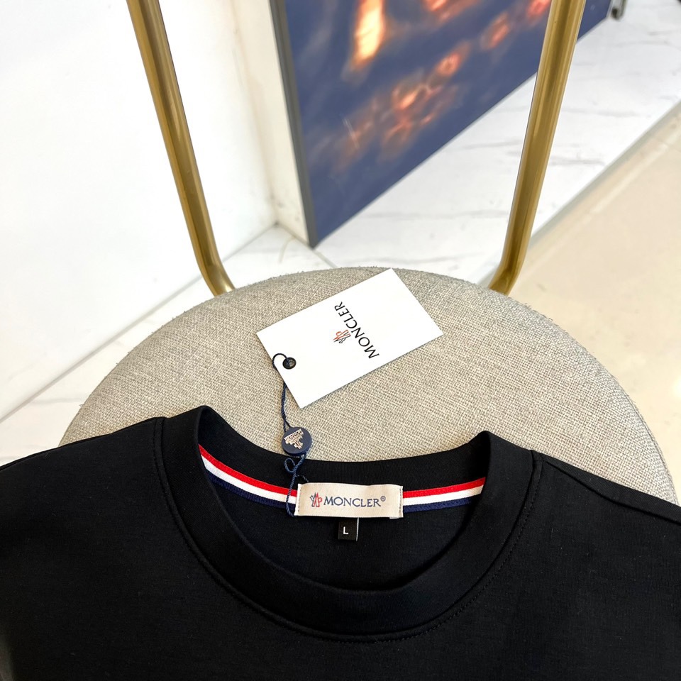 Mon蒙口、2025秋冬新品空气层卫衣以极简设计诠释运动优雅。这款卫衣采用经典圆领与适度宽松版型，左胸处