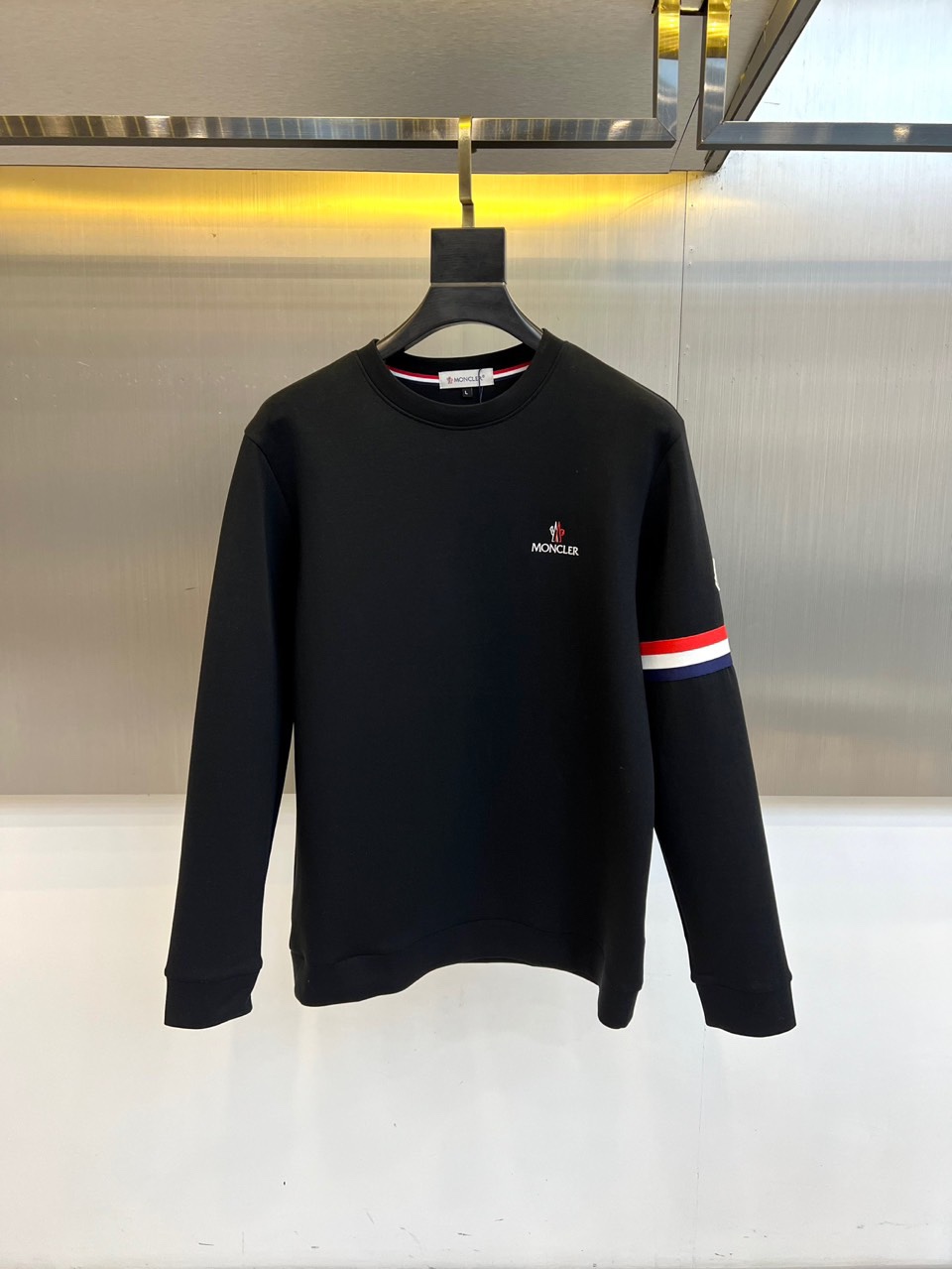 Mon蒙口、2025秋冬新品空气层卫衣以极简设计诠释运动优雅。这款卫衣采用经典圆领与适度宽松版型，左胸处