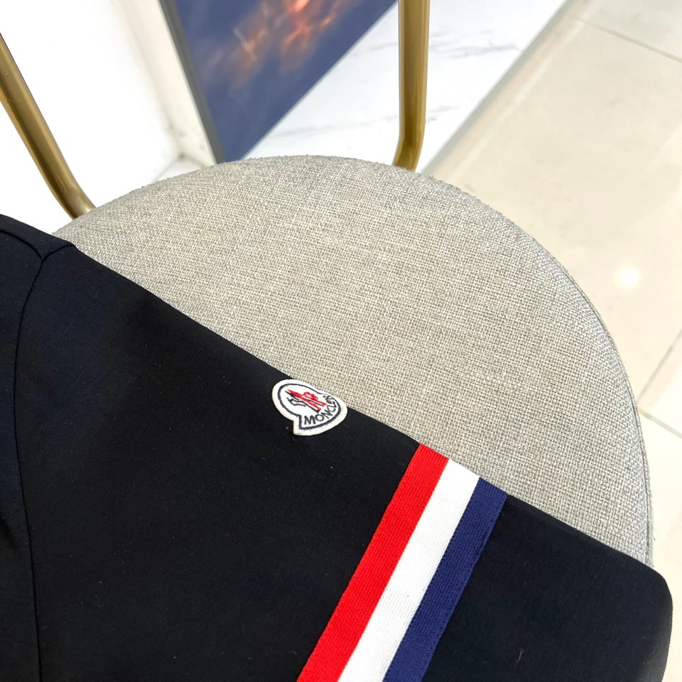 Mon蒙口、2025秋冬新品空气层卫衣以极简设计诠释运动优雅。这款卫衣采用经典圆领与适度宽松版型，左胸处