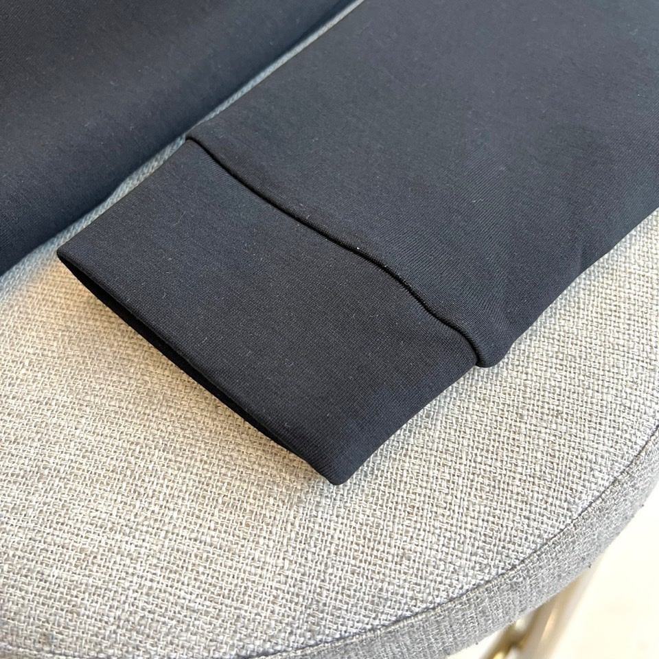 Mon蒙口、2025秋冬新品空气层卫衣以极简设计诠释运动优雅。这款卫衣采用经典圆领与适度宽松版型，左胸处