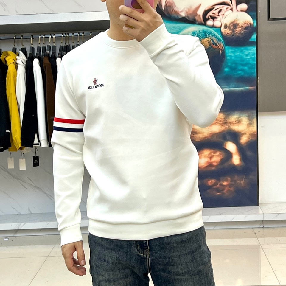 Mon蒙口、2025秋冬新品空气层卫衣以极简设计诠释运动优雅。这款卫衣采用经典圆领与适度宽松版型，左胸处