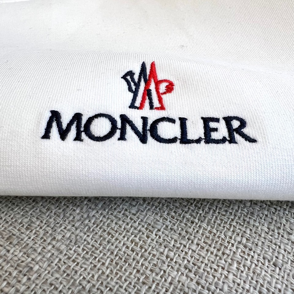 Mon蒙口、2025秋冬新品空气层卫衣以极简设计诠释运动优雅。这款卫衣采用经典圆领与适度宽松版型，左胸处