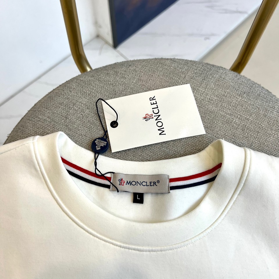 Mon蒙口、2025秋冬新品空气层卫衣以极简设计诠释运动优雅。这款卫衣采用经典圆领与适度宽松版型，左胸处