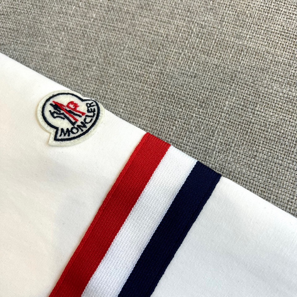 Mon蒙口、2025秋冬新品空气层卫衣以极简设计诠释运动优雅。这款卫衣采用经典圆领与适度宽松版型，左胸处