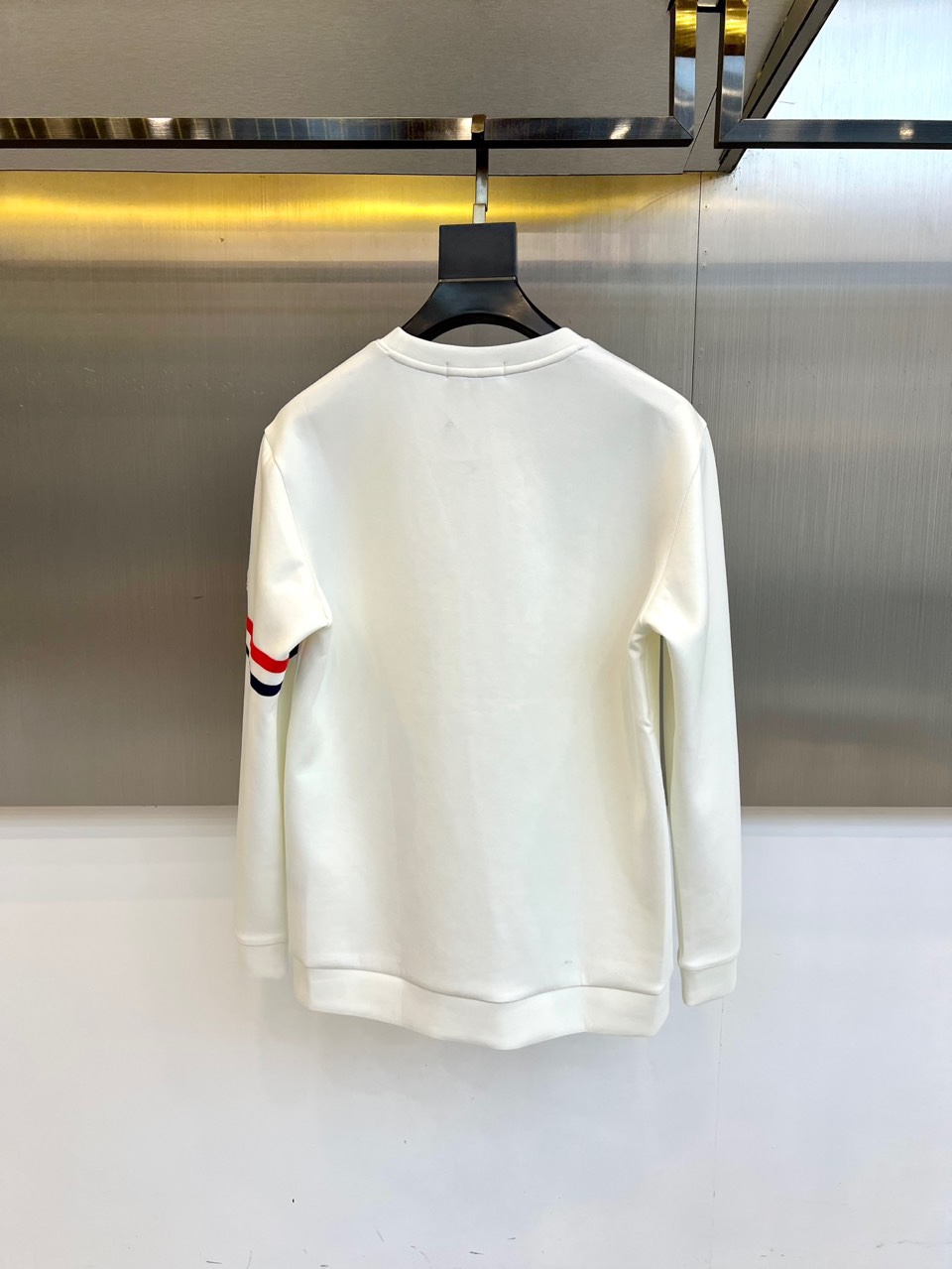 Mon蒙口、2025秋冬新品空气层卫衣以极简设计诠释运动优雅。这款卫衣采用经典圆领与适度宽松版型，左胸处