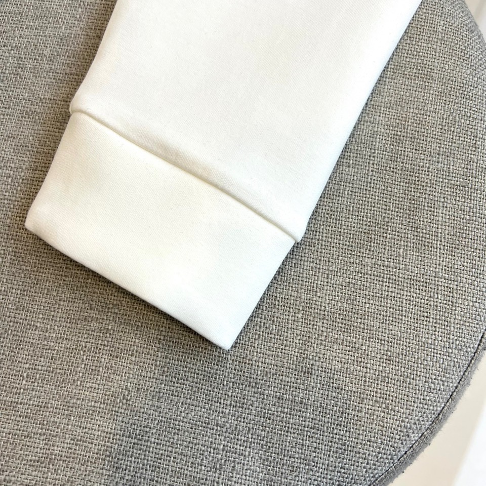 Mon蒙口、2025秋冬新品空气层卫衣以极简设计诠释运动优雅。这款卫衣采用经典圆领与适度宽松版型，左胸处