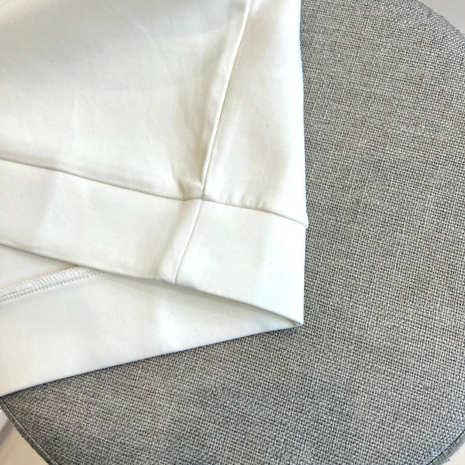 Mon蒙口、2025秋冬新品空气层卫衣以极简设计诠释运动优雅。这款卫衣采用经典圆领与适度宽松版型，左胸处