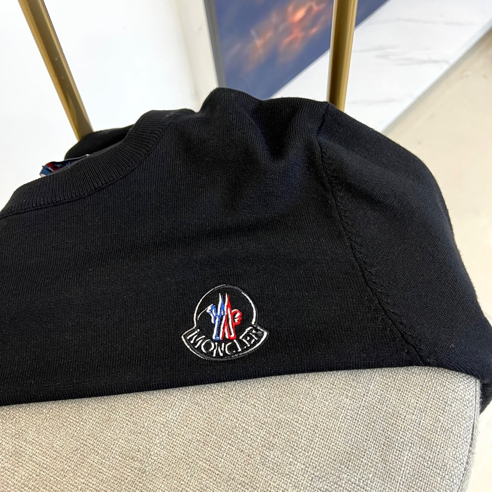 MONCLER蒙口、2025秋冬新品针织衫，以简约圆领长袖设计诠释经典优雅风格。左胸处装饰标志性品牌刺绣