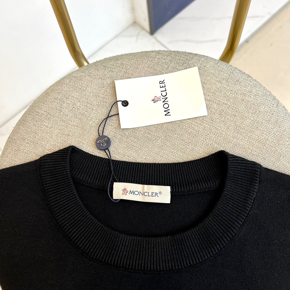 MONCLER蒙口、2025秋冬新品针织衫，以简约圆领长袖设计诠释经典优雅风格。左胸处装饰标志性品牌刺绣
