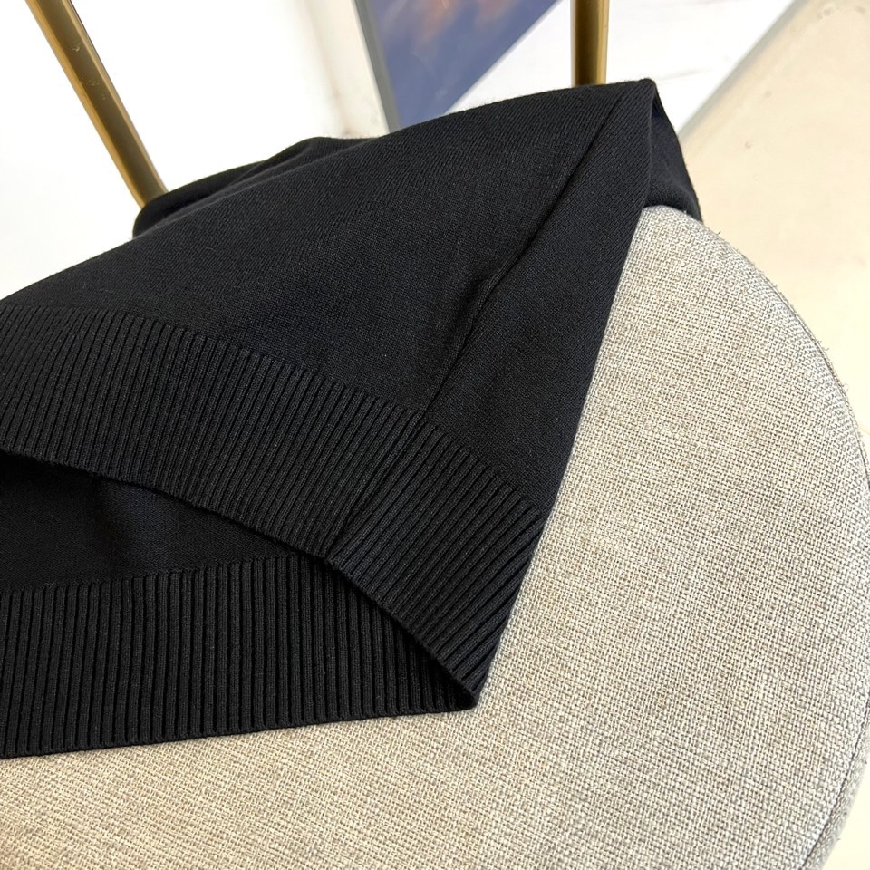 MONCLER蒙口、2025秋冬新品针织衫，以简约圆领长袖设计诠释经典优雅风格。左胸处装饰标志性品牌刺绣