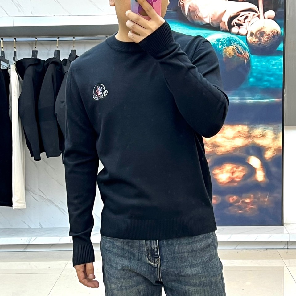 MONCLER蒙口、2025秋冬新品针织衫，以简约圆领长袖设计诠释经典优雅风格。左胸处装饰标志性品牌刺绣