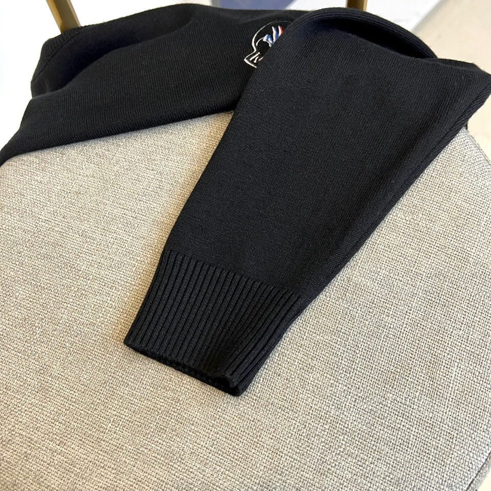 MONCLER蒙口、2025秋冬新品针织衫，以简约圆领长袖设计诠释经典优雅风格。左胸处装饰标志性品牌刺绣