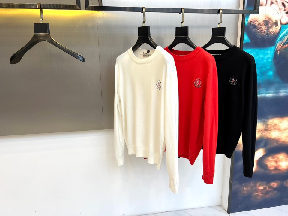 MONCLER蒙口、2025秋冬新品针织衫，以简约圆领长袖设计诠释经典优雅风格。左胸处装饰标志性品牌刺绣