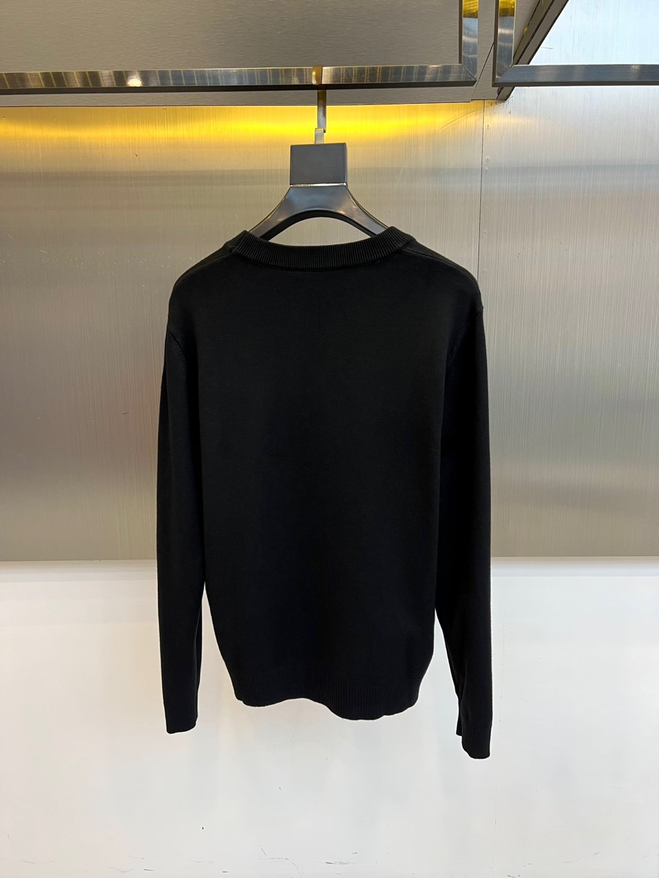 MONCLER蒙口、2025秋冬新品针织衫，以简约圆领长袖设计诠释经典优雅风格。左胸处装饰标志性品牌刺绣