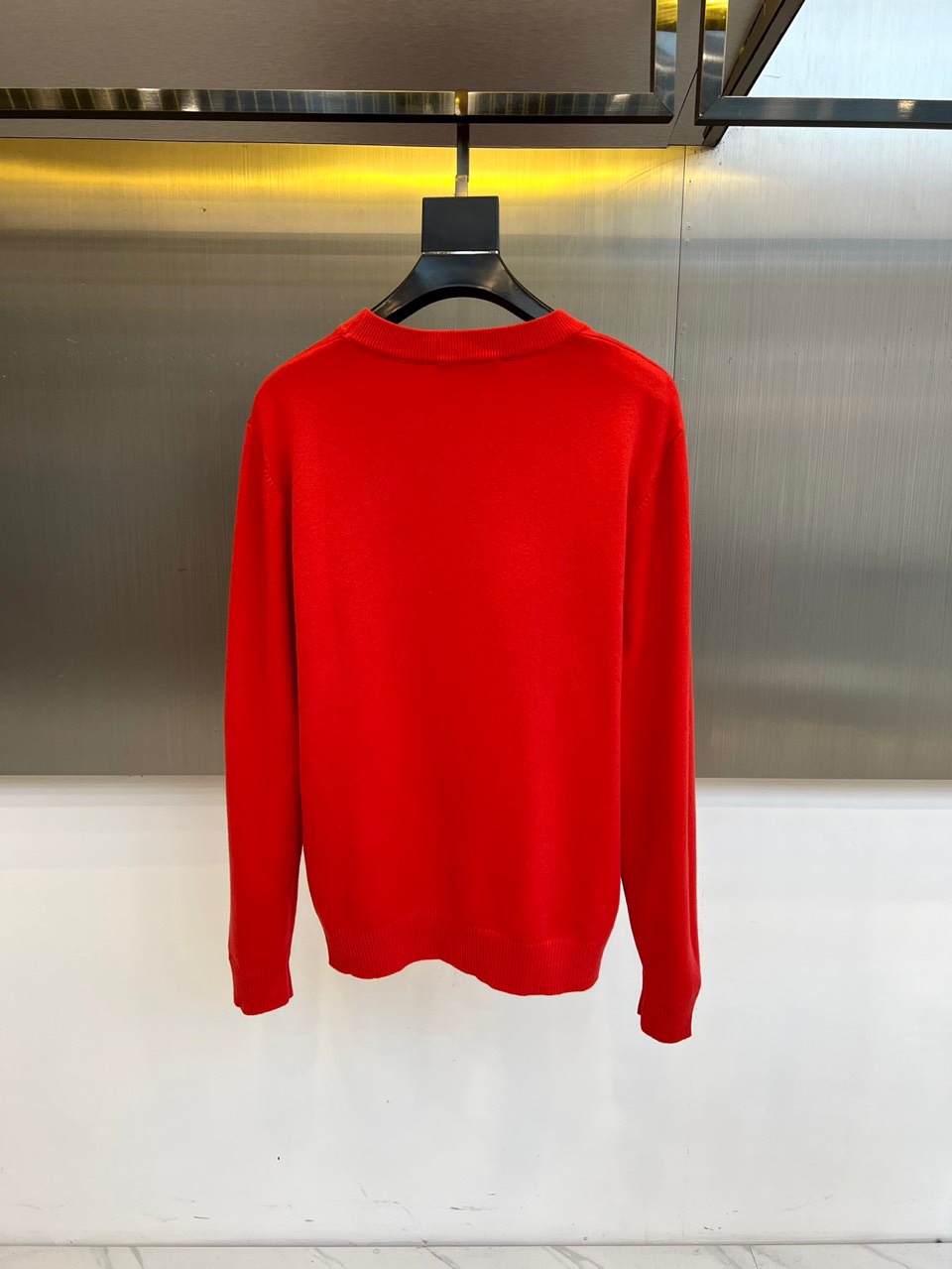 MONCLER蒙口、2025秋冬新品针织衫，以简约圆领长袖设计诠释经典优雅风格。左胸处装饰标志性品牌刺绣