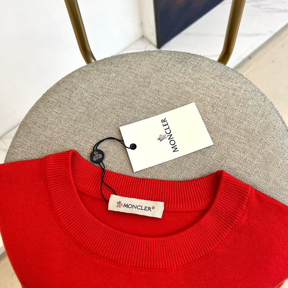 MONCLER蒙口、2025秋冬新品针织衫，以简约圆领长袖设计诠释经典优雅风格。左胸处装饰标志性品牌刺绣