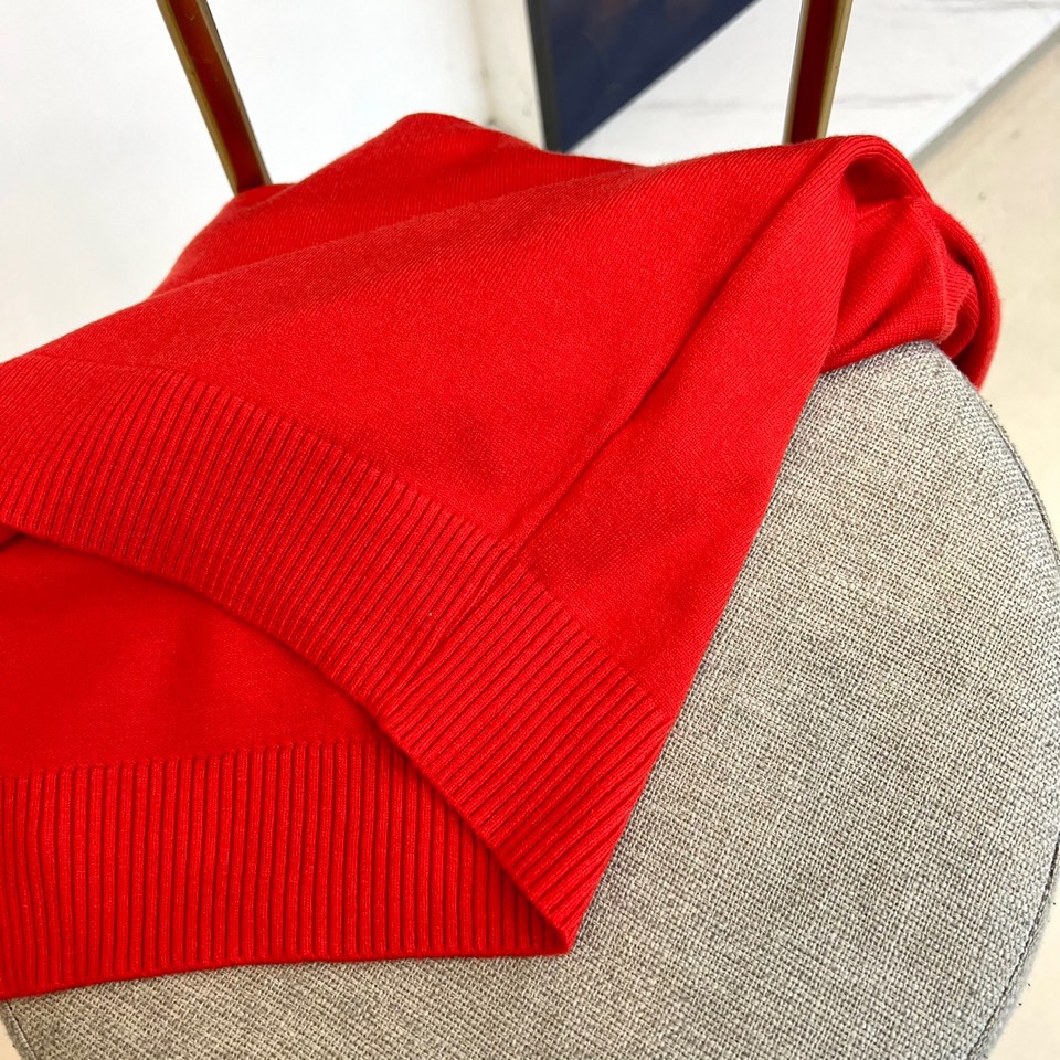 MONCLER蒙口、2025秋冬新品针织衫，以简约圆领长袖设计诠释经典优雅风格。左胸处装饰标志性品牌刺绣