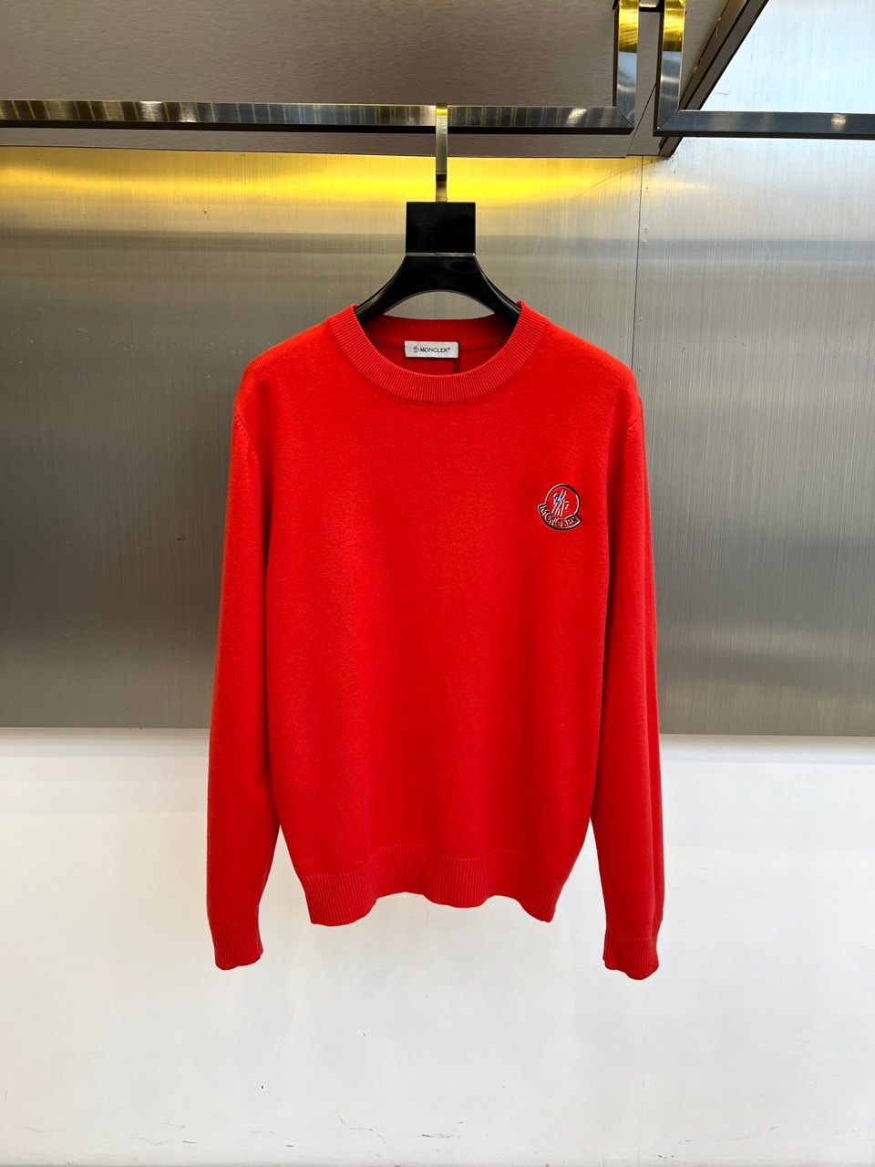 MONCLER蒙口、2025秋冬新品针织衫，以简约圆领长袖设计诠释经典优雅风格。左胸处装饰标志性品牌刺绣