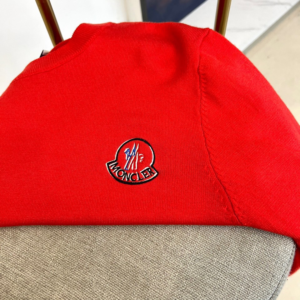 MONCLER蒙口、2025秋冬新品针织衫，以简约圆领长袖设计诠释经典优雅风格。左胸处装饰标志性品牌刺绣