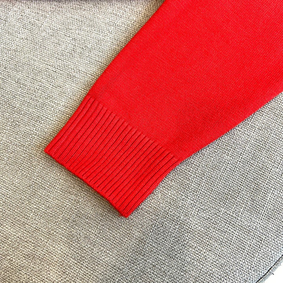 MONCLER蒙口、2025秋冬新品针织衫，以简约圆领长袖设计诠释经典优雅风格。左胸处装饰标志性品牌刺绣