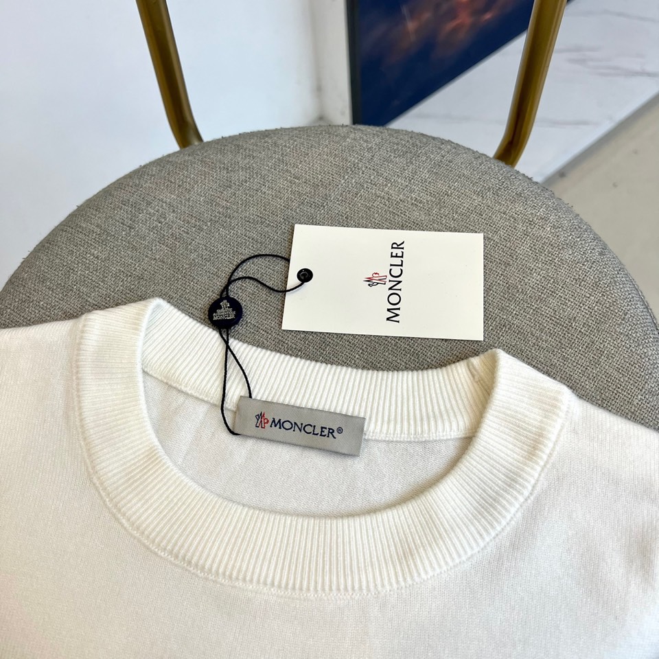 MONCLER蒙口、2025秋冬新品针织衫，以简约圆领长袖设计诠释经典优雅风格。左胸处装饰标志性品牌刺绣