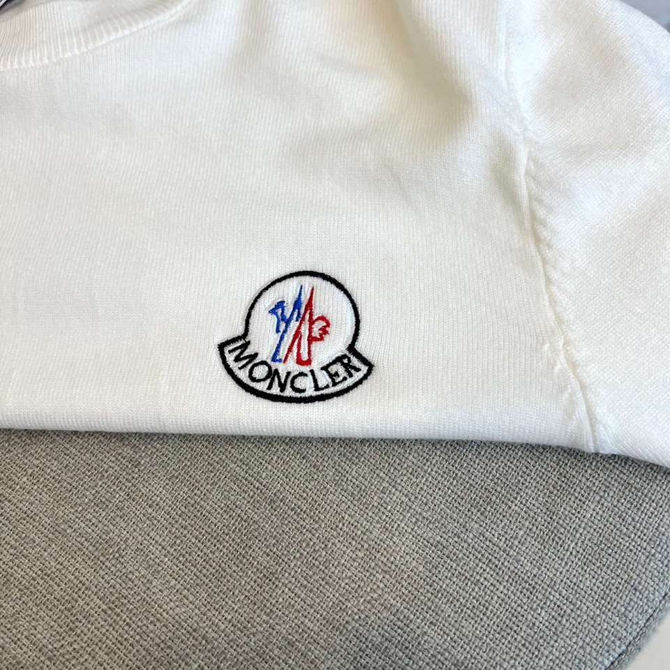 MONCLER蒙口、2025秋冬新品针织衫，以简约圆领长袖设计诠释经典优雅风格。左胸处装饰标志性品牌刺绣