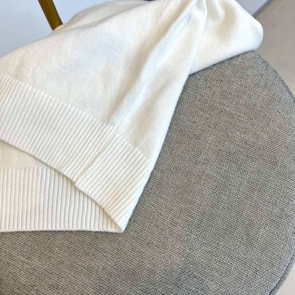 MONCLER蒙口、2025秋冬新品针织衫，以简约圆领长袖设计诠释经典优雅风格。左胸处装饰标志性品牌刺绣