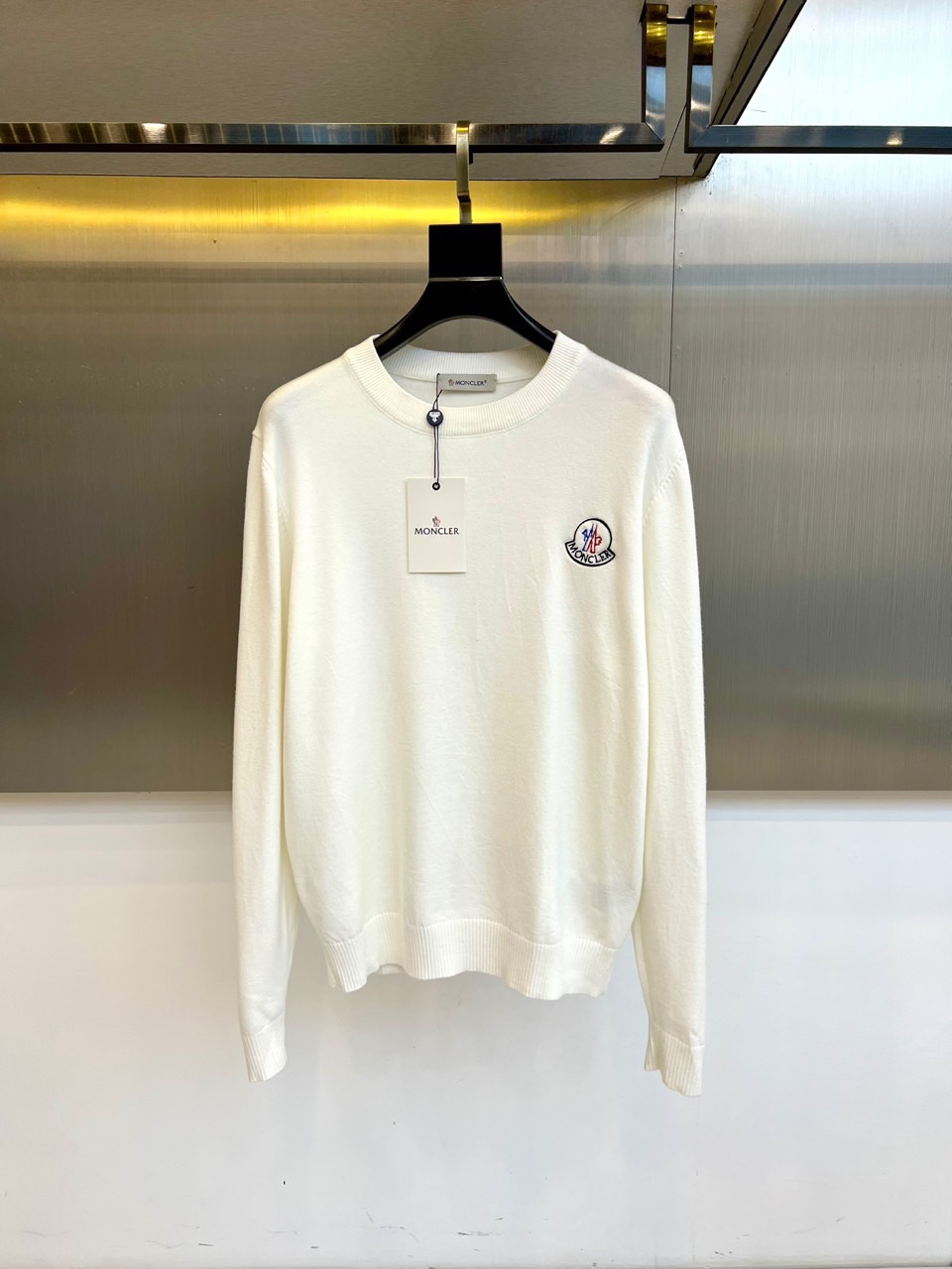 MONCLER蒙口、2025秋冬新品针织衫，以简约圆领长袖设计诠释经典优雅风格。左胸处装饰标志性品牌刺绣