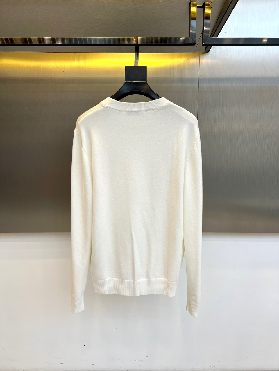 MONCLER蒙口、2025秋冬新品针织衫，以简约圆领长袖设计诠释经典优雅风格。左胸处装饰标志性品牌刺绣