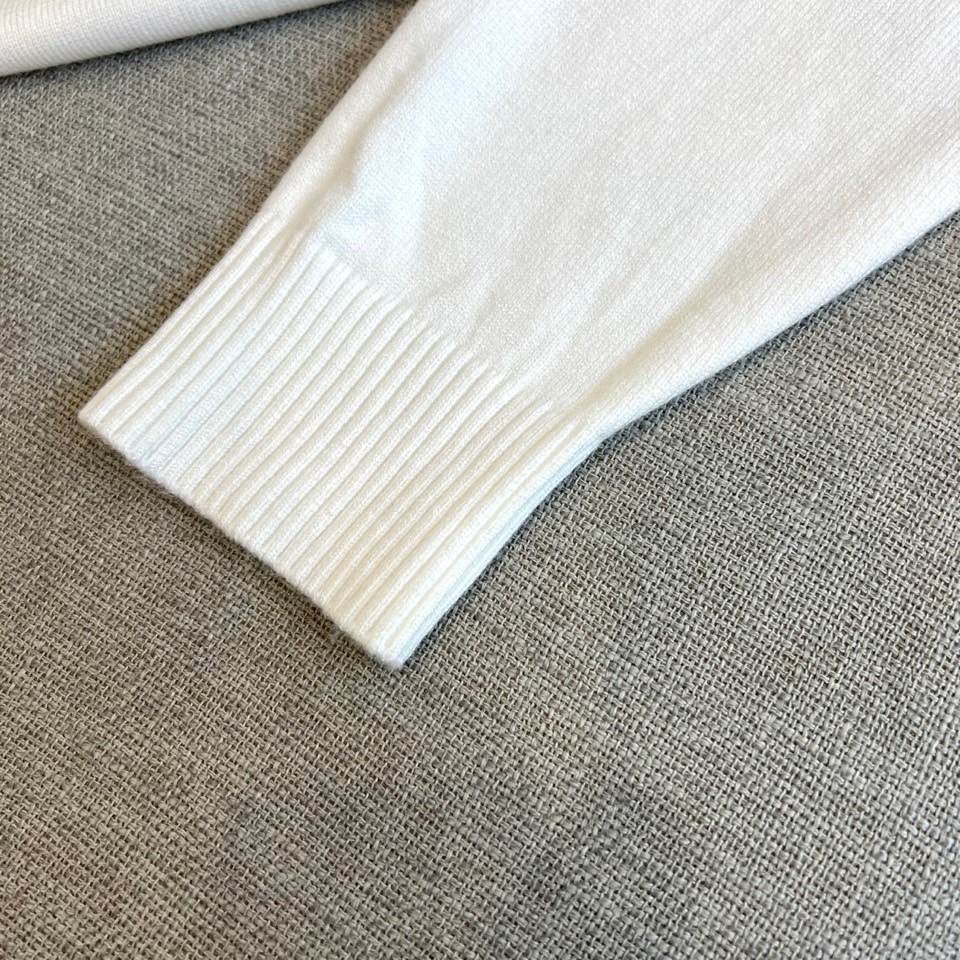 MONCLER蒙口、2025秋冬新品针织衫，以简约圆领长袖设计诠释经典优雅风格。左胸处装饰标志性品牌刺绣