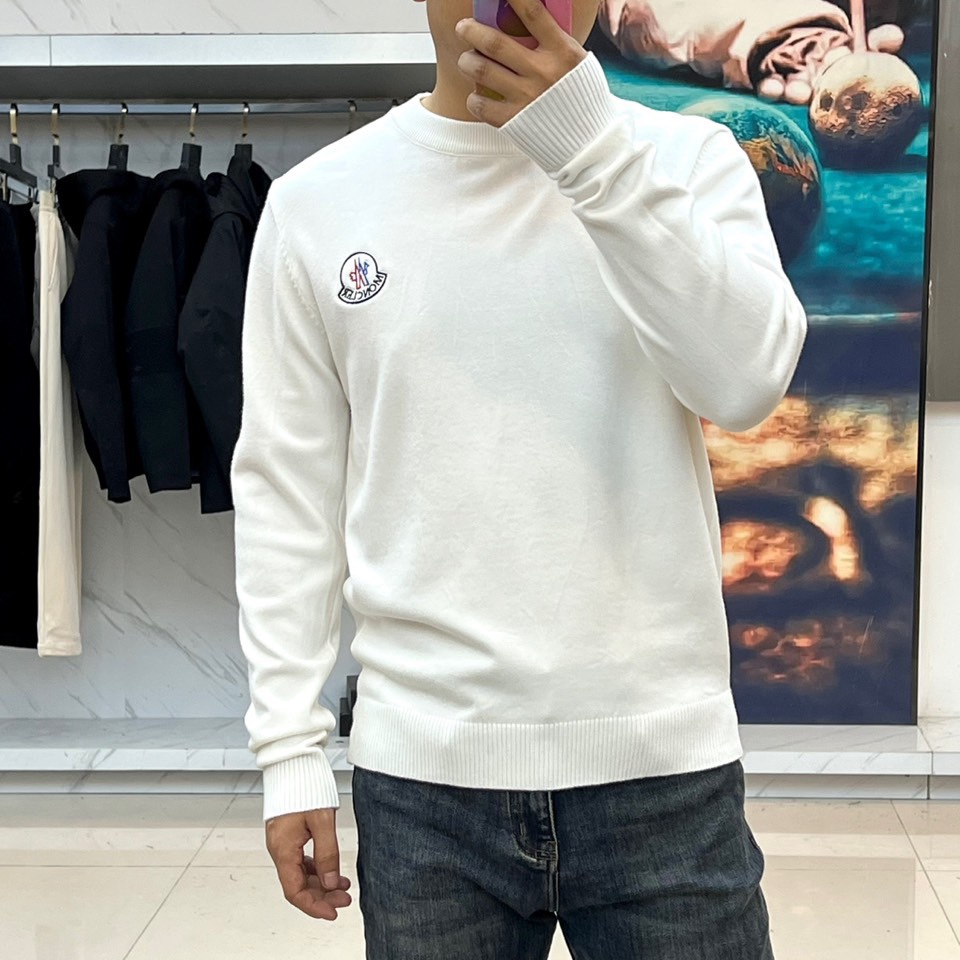 MONCLER蒙口、2025秋冬新品针织衫，以简约圆领长袖设计诠释经典优雅风格。左胸处装饰标志性品牌刺绣